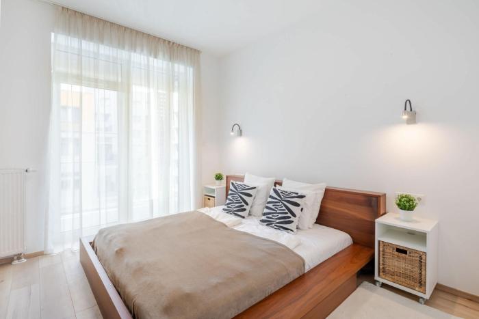 Balcony - Central - Large - Modern