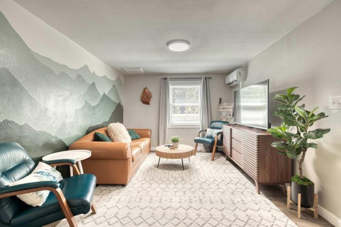 Uptown 2 bedroom flat near Train Depot