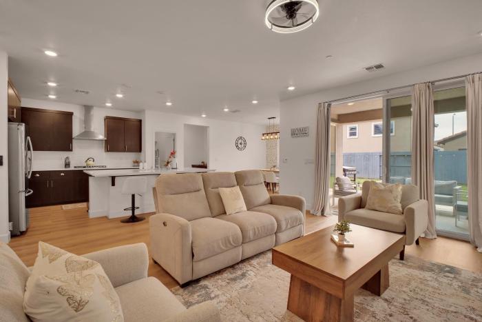Modern Luxury 5BR • Lounge • EV • Games •Yard •BBQ