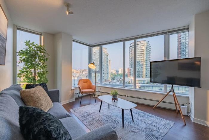 Luxury DT Vancouver Condo Skyline Views Parking