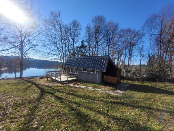 Petite maison vue sur Lac de la Triouzoune Neuvic
