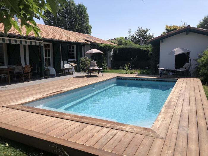 Landaise rénovée au calme, piscine chauffée, climatisation