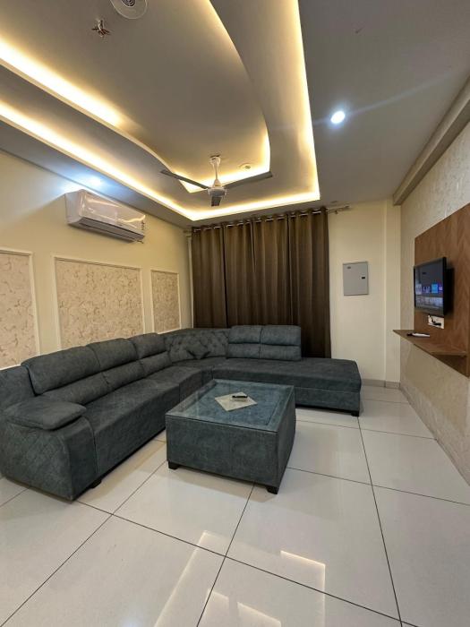 The Ivory Stay, Chic 2BHK, Top Location, Cozy Comfort