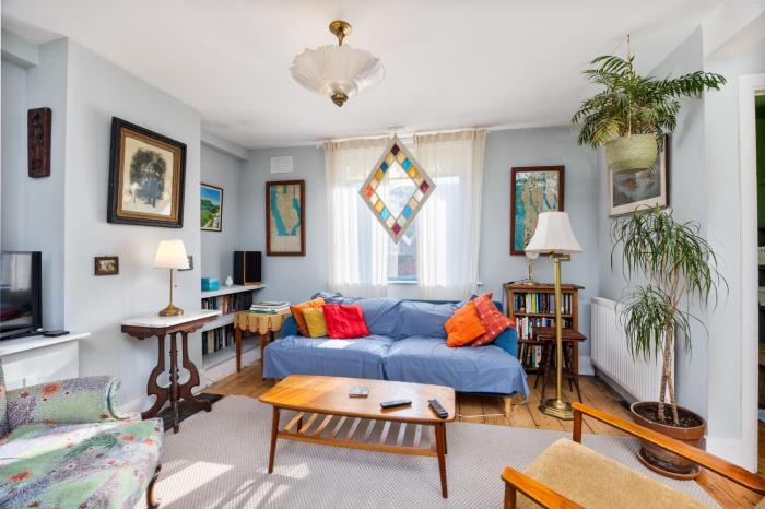 Sunny 3BR with backyard Near Drumcondra Train Station