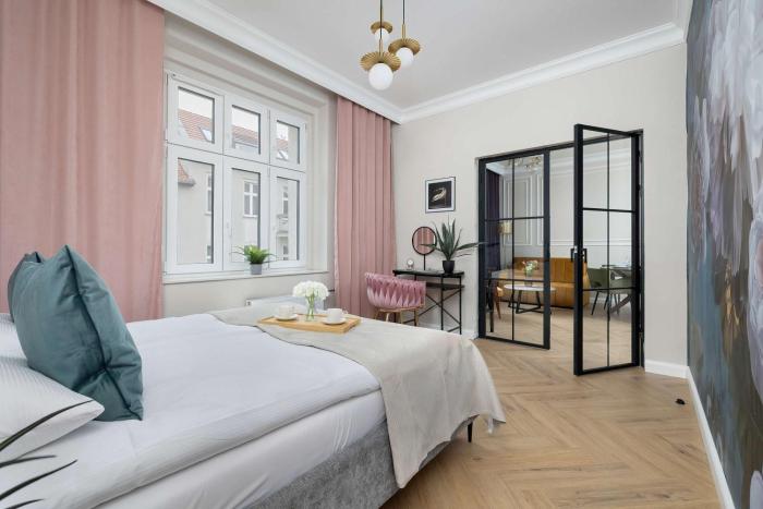 Elegant Apartment with a Work Space Close to the City Center by Noclegi Renters