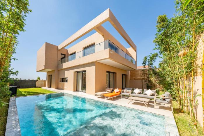 Villa Blanca heated pool and cooker