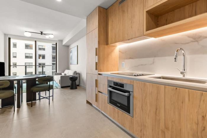 Downtown Luxury Condo withPool & Skyline Views