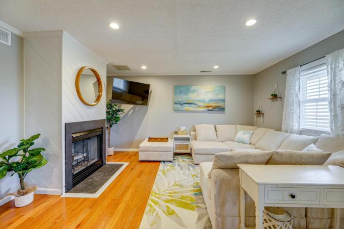 Bright and Airy Condo Walk to BeachandBoardwalk!
