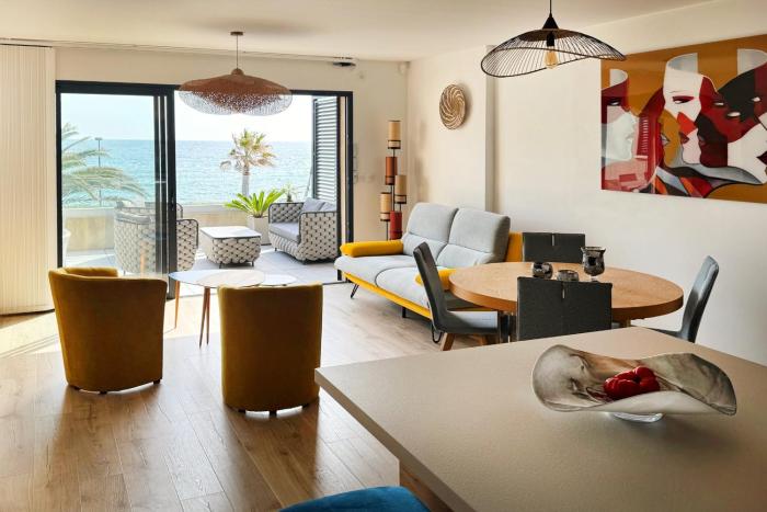 Vue mer exceptionnelle avec confort moderne, climatisation et parking
