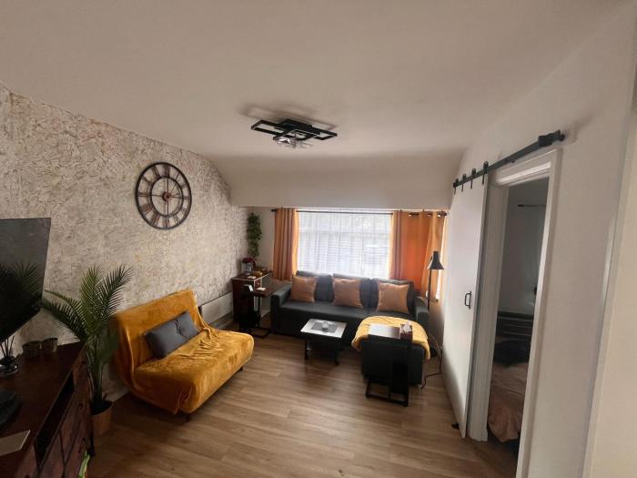 Luxury Smart Apartment Slough, Sleeps 5, Garden, Parking, Spa-Style Bathroom