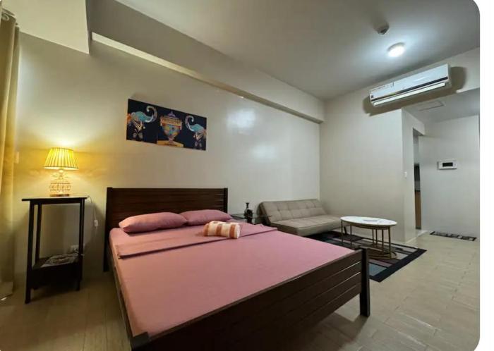 Fronting NAIA 3, Newport Condo with Hot Shower 8J2