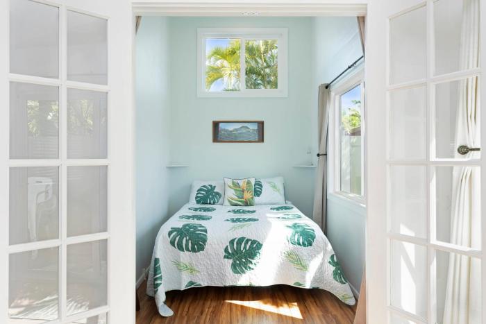 Stylish 1BR Apartment with AC Full Kitchen & WD - Just Steps to the Beach