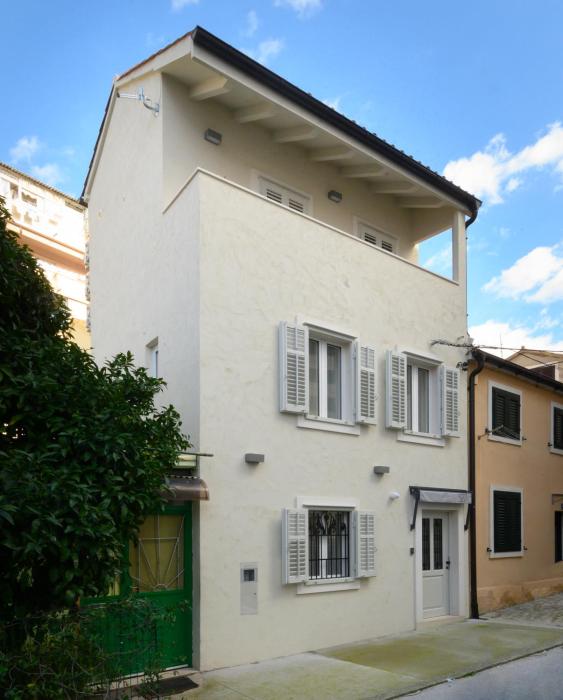 S27-Modern house in the old centre with parking