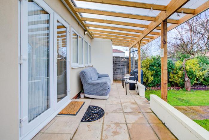 1 Bed Studio - Sleeps 2 - Garden & Free Parking