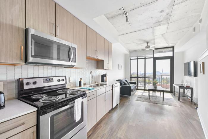 Walkable Downtown Stay - Balcony Pool & Gym