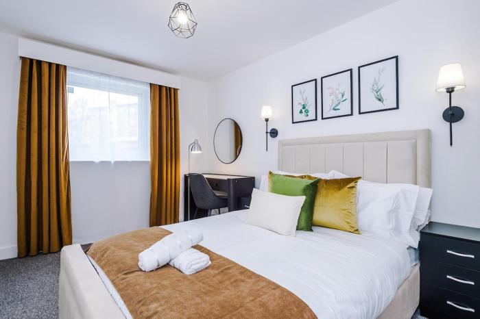 Stylish 2 Bedroom, 2 Bathroom Apartment with Free Parking