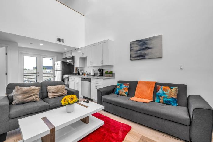 Sleek Loft Apartment with AC & gated Parking space In Hollywood