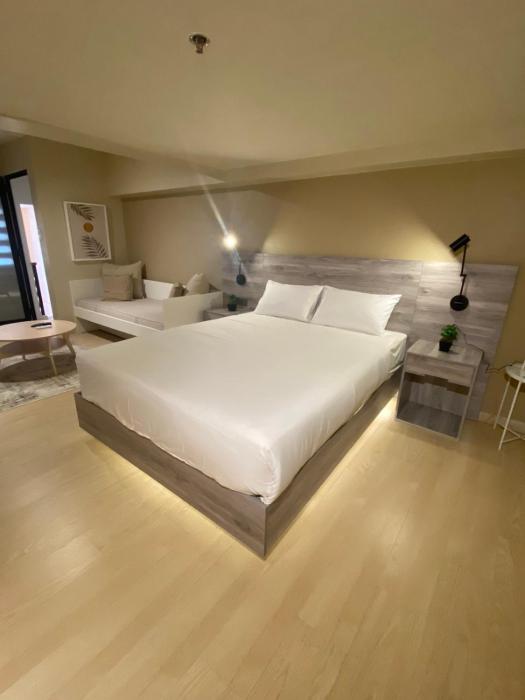 Penthouse Loft Unit with Balcony 3309 AMA Tower