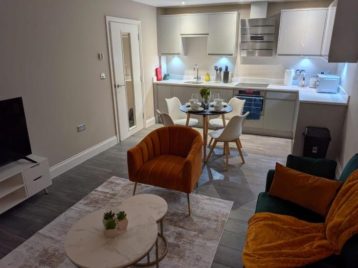 Stunning Sea View 2BR Flat Sleeps 5 Walk to Beach - Extended Stay Available - by Nestora Stays Ltd