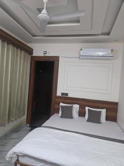 Hotel R R Tripathi