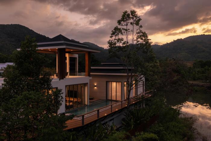 Lakefront 5BR Luxury Villa, Elevator, Pool, Cinema