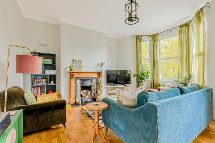 Bright 2BR 3LVL flat 4 mins Walthamstow Central St
