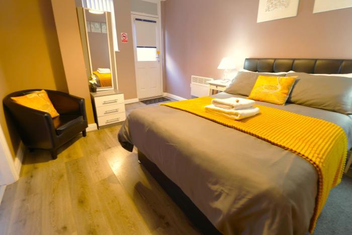 Modern 1 Bedroom Apartment Free Parking WiFi Near City Centre