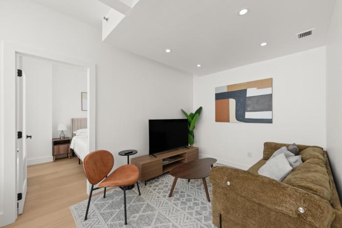 19-6D 2br1bath Private outdoor - East Village