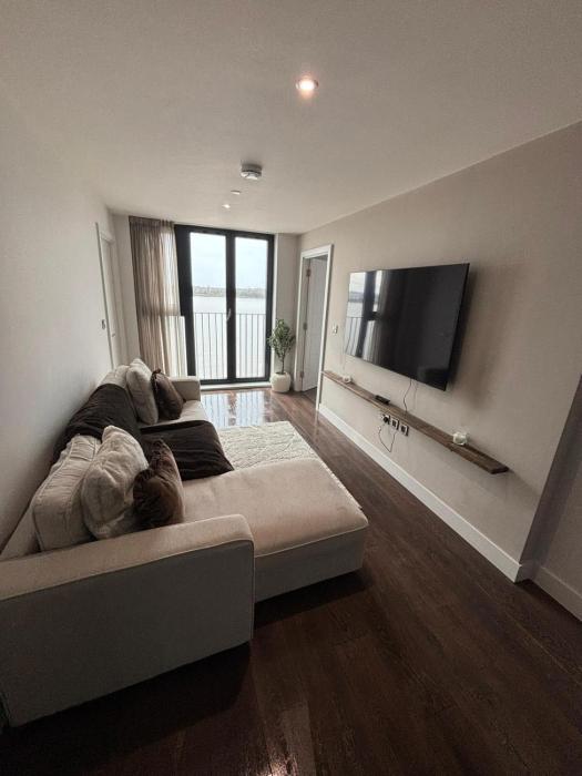 #132 Modern Flat Mins from Royal AlbertDock - For 5 - " Perfect for contractors and Families - Free Parking"