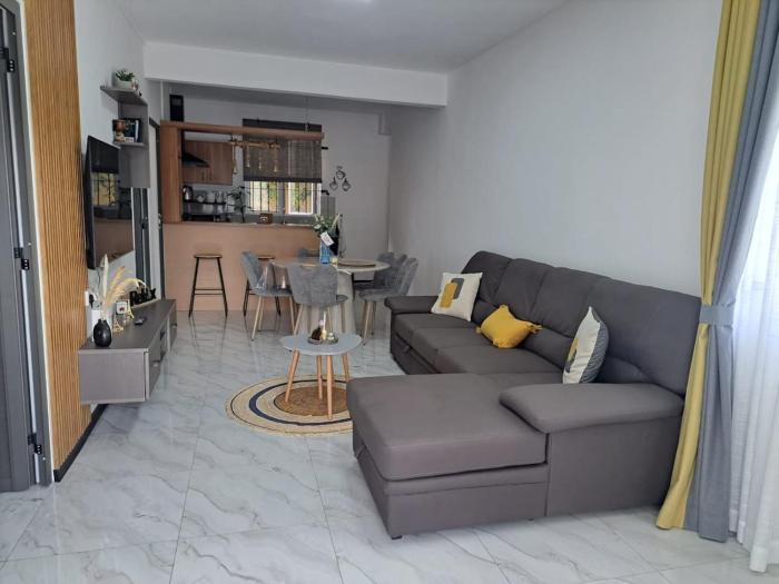 Cozy 3 Bedroom Apartment with Pool