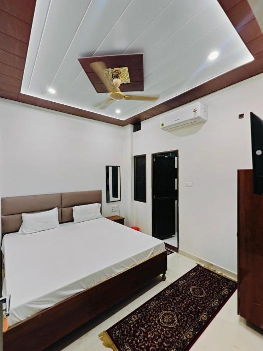 Shree RadhaVallabh Stays