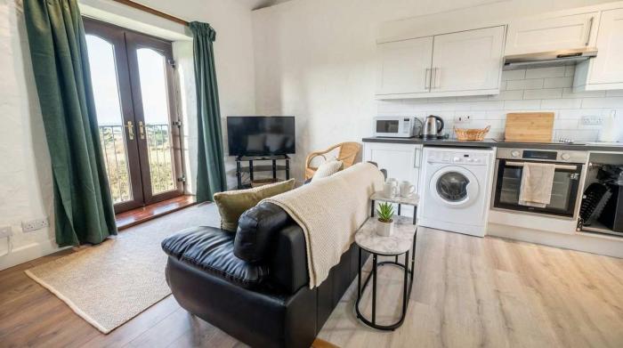 Spacious Seaside Cottage near Bude w Garden Access