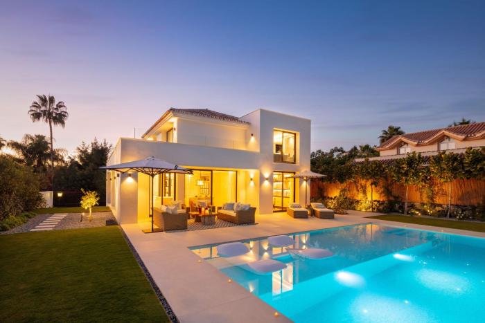 Villa with Private Heated Pool Steam Room Jacuzzi & Gym