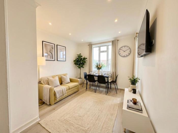 Spacious 3BR London Flat with FREE Parking