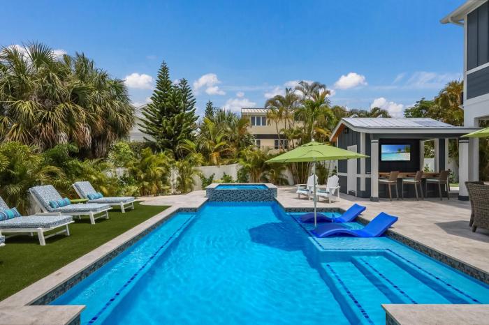 Coconut Hut - Pool & Spa, Pool Table, Putting Green by Anna Maria Life Vacation Rentals