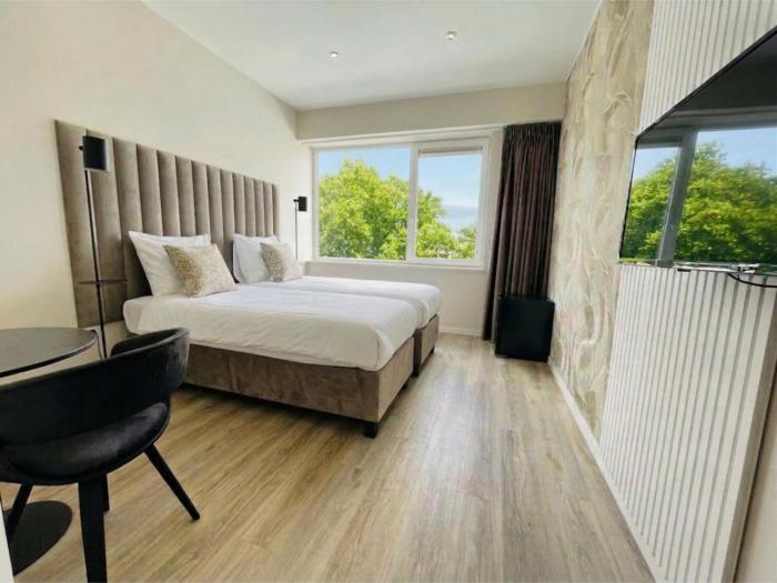 Chic Suite w Bathroom & Kitchen
