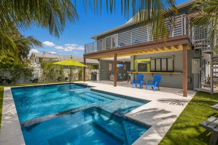 Deja Blu - 1 Block to Beach! Tropical Oasis, Poolside Lounge, Pool & Spa by Anna Maria Life