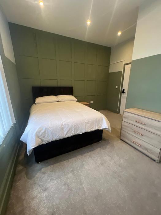 Hazel House Liverpool - 5 bedrooms - 5 Bed - 5 Bath - Group Stay