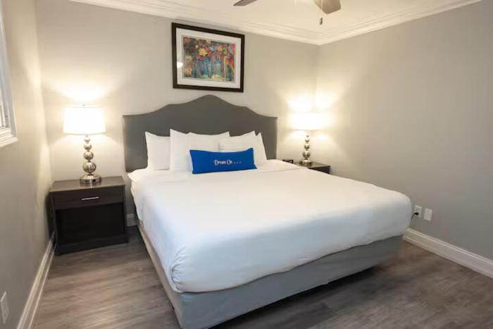 Chic 1BR Retreat on Frenchmen Street w Pool