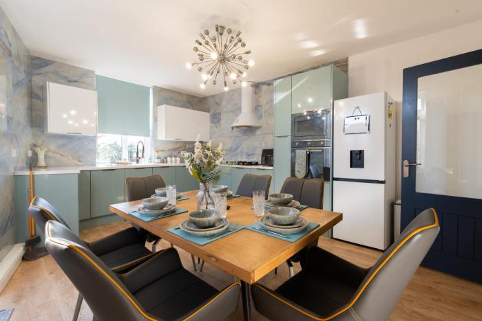 Warden Home-9 Guests-4 bedrooms-Near Etihad Stadium & CO-OP Arena - near Train Station & Bus Station