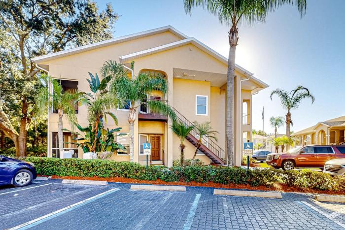 Sunny condo with pool, hot tub, tennis court, & gym - balcony & washerdryer