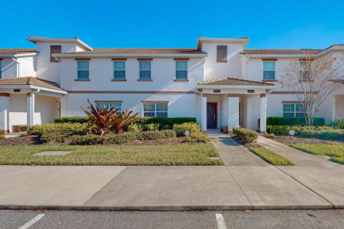 Spacious townhouse with resort amenities, private heated pool and WD