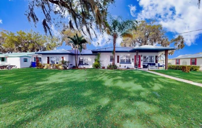 Spacious lakefront house with private dock , gas grill, deck and patio