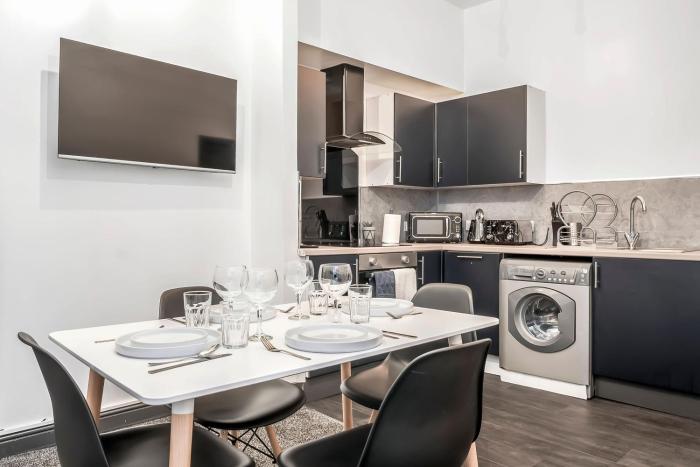 LAW 5 - is 2 Rooms, 4 Beds, Private Parking, Fully Equipped