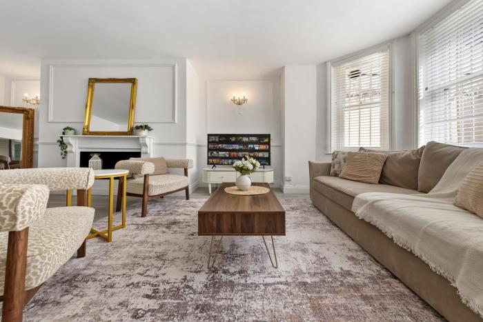 Central London 3 Bedroom Apartment with Private Garden - 1 Min to Earls Court Station Sleeps 8