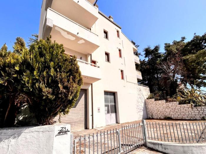 Apartment a stones throw from the sea
