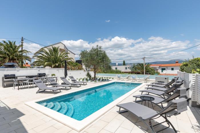 Family-friendly apartments with swimming pool Arbanija - Ciovo - 25091