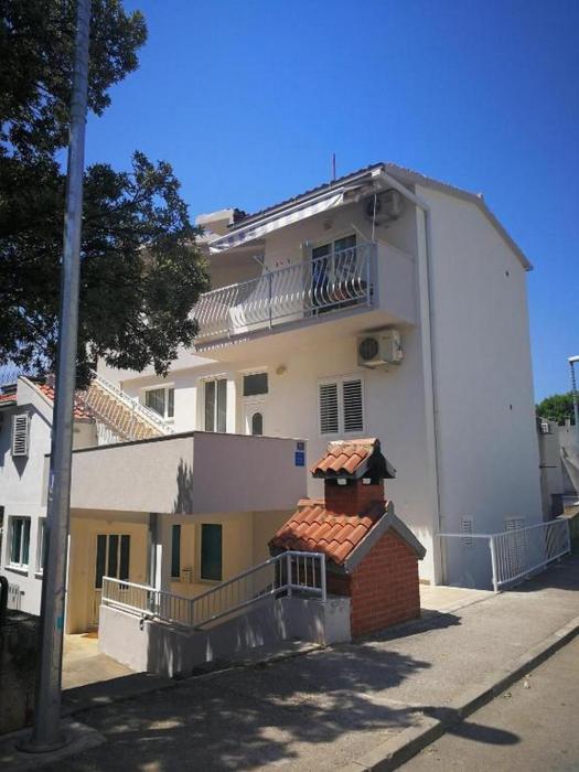 Apartments with WiFi Makarska - 25240