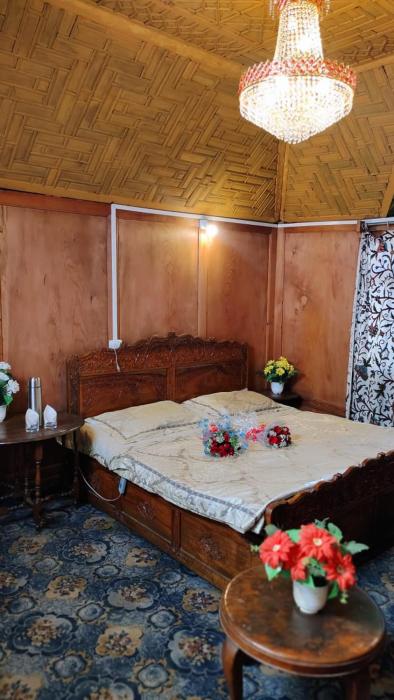 Shangrilla houseboat