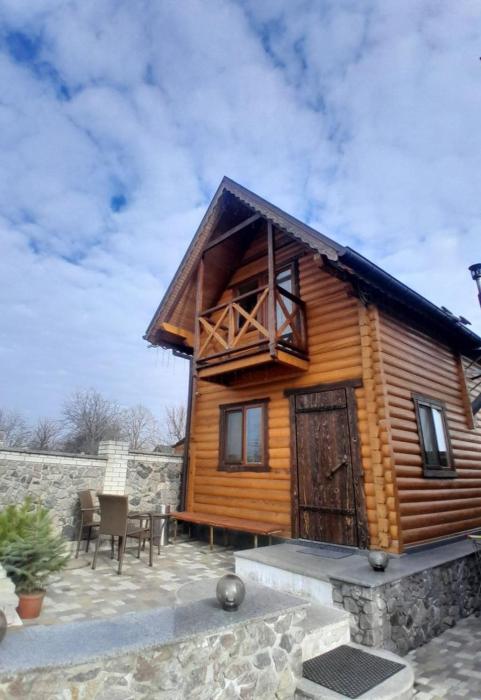 Деревяний будиночок з банею